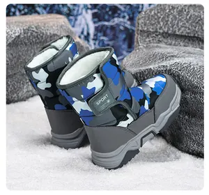 Vista detallada de botas de nieve de camuflaje para niños con forro polar blanco
