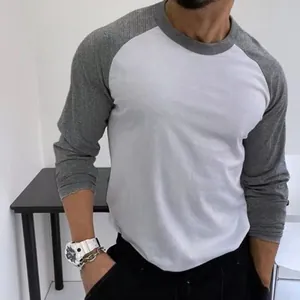 Dettaglio di una t-shirt da uomo slim fit con maniche raglan in bianco e grigio.