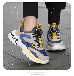 Detailansicht der winterlichen, gefütterten Jungensportschuhe mit ergonomischer Zehenschutzkappe
