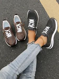 Γυναικεία casual φλατ sneakers με πλαϊνό φερμουάρ και κορδόνια σε μαύρο και καφέ