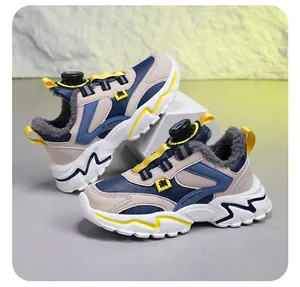 Detailansicht der Kinder-Wintersneaker mit warmem Plüschfutter und Drehverschluss