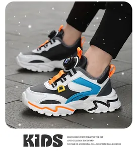Detail von Winter-Laufschuhen für Jungen mit Antikollisionskappe und Drehverschluss