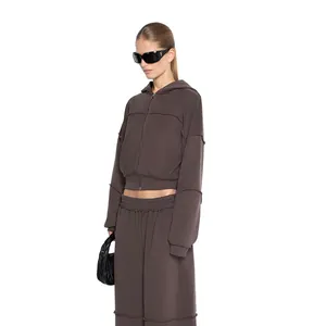 Détail de l'ensemble sweat à capuche zippé marron et pantalon de survêtement taille haute