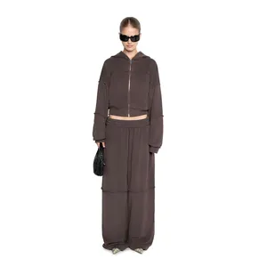 Vue d'ensemble d'un sweat à capuche marron court et d'un pantalon large à taille haute