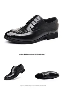 Vue détaillée de chaussures de ville pour hommes en cuir noir avec coutures à la main.