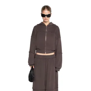 Vue de face d'un ensemble sweat à capuche zippé marron et pantalon de survêtement