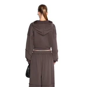 Vue arrière d'un ensemble sweat à capuche marron chocolat et pantalon de survêtement large