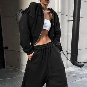 Détail de l'ensemble de jogging noir avec sweat à capuche court et pantalon large