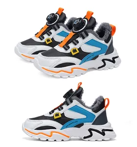 Detailansicht von Winter-Laufschuhen für Jungen mit warmem Fellfutter und Drehverschluss