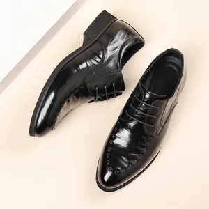 Chaussures de ville classiques en cuir noir pour hommes avec une finition polie et chic
