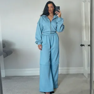 Détail d'un ensemble survêtement bleu clair avec sweat à capuche zippé et pantalon