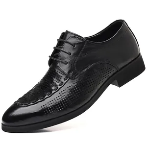 Chaussures de ville classiques en cuir noir pour hommes avec détails perforés élégants
