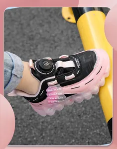 Detailansicht der atmungsaktiven Sneakers für Mädchen in Pink und Schwarz mit Drehverschluss