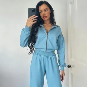Ensemble de loisirs bleu deux pièces avec sweat à capuche zippé et pantalon haut