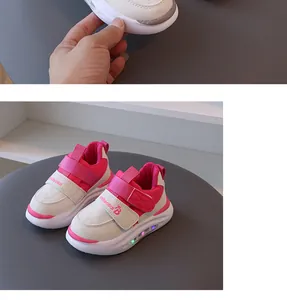 Vue rapprochée détaillée de baskets lumineuses roses et blanches pour enfants avec semelles LED