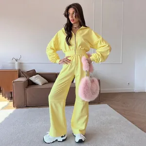 Ensemble de détente jaune deux pièces avec veste zippée et pantalon à taille haute