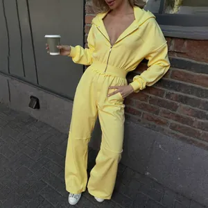 Combinaison à capuche zippée jaune pâle tendance avec taille haute et jambe large