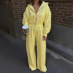 Détail de l'ensemble deux pièces jaune vif avec sweat à capuche et pantalon large