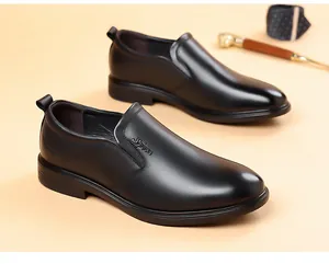 Détail de chaussures de ville en cuir noir sans lacets avec semelle souple et bout pointu