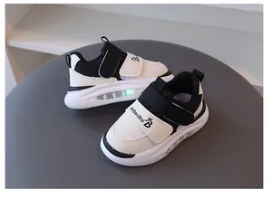 Détail de baskets lumineuses pour enfants avec design noir et blanc et semelles LED