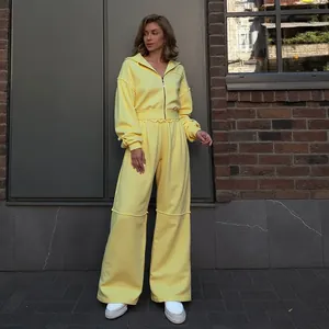 Ensemble de survêtement jaune deux pièces avec veste zippée et pantalon large à taille haute