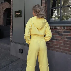 Vue arrière d'un ensemble de survêtement jaune à capuche dans un cadre urbain chic