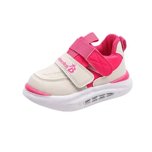 Vue détaillée de baskets de sport lumineuses roses et blanches pour enfants à scratch