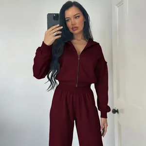 Vue de face d'un survêtement bordeaux avec sweat à capuche zippé et pantalon assorti