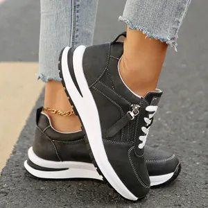 Λεπτομέρεια από σκούρα γκρι γυναικεία sneakers με φερμουάρ και παχιά σόλα