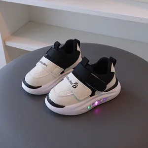 Baskets lumineuses LED pour enfants en noir et blanc avec fermeture velcro tendance