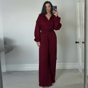 Survêtement bordeaux pour femme comprenant une veste zippée et un pantalon large chic