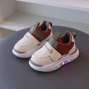 Baskets à LED confortables pour enfants avec empiècements contrastés blanc et marron