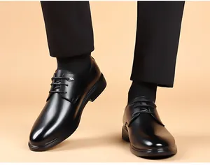 Vue détaillée des chaussures de ville classiques en cuir noir pour hommes à lacets