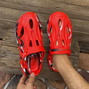 Detailansicht der roten Outdoor-Clogs mit Marmormuster und bequemem, atmungsaktivem Design