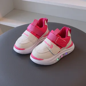 Baskets lumineuses pour enfants en blanc et rose avec brides velcro réglables