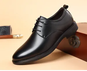 Vue détaillée de chaussures de ville classiques en cuir noir pour hommes à lacets
