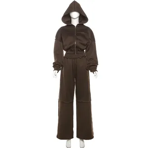 Détail de face d'un ensemble haut court à capuche marron et pantalon à jambe large
