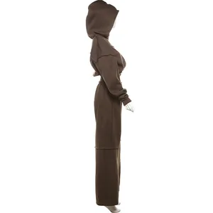 Vue latérale d'un ensemble sweat à capuche marron et pantalon large à taille haute