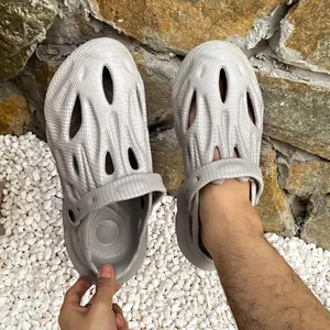 Detailansicht grauer strukturierter Outdoor-Clogs mit atmungsaktivem Design und Schaumstoff.