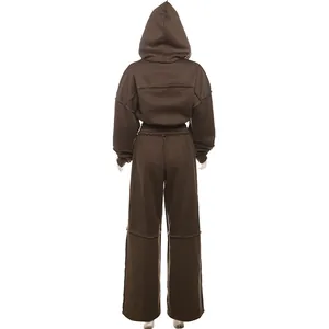 Vue arrière d'un ensemble de détente marron avec veste à capuche et pantalon large