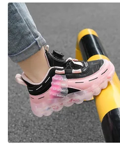 Detailansicht der atmungsaktiven pinkfarbenen Mädchen-Sneaker mit Drehverschluss