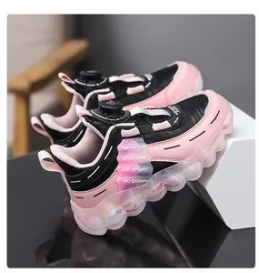 Detailansicht pink-schwarzer Mädchen Sportschuhe mit gewellter transparenter Sohle