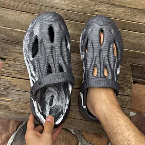 Detailansicht der gemusterten Schaumstoff-Clogs mit Textur auf Holzgrundlage