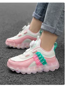 Detailansicht der rosa-weißen klobigen Turnschuhe für Mädchen mit Drehverschluss
