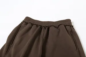 Détail du pantalon de jogging marron avec taille élastique et poches latérales