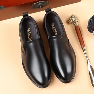 Chaussures de ville élégantes en cuir noir pour hommes avec un bout pointu épuré.