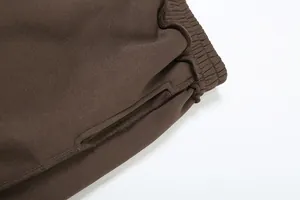 Gros plan sur la taille élastique haute marron et les coutures du jogging casual