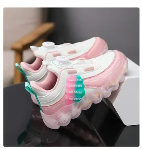 Detailansicht der rosa Mädchen-Sneaker mit durchsichtiger Sohle und Drehverschluss