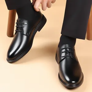Chaussures de ville classiques noires pour hommes avec lacets et semelle souple.