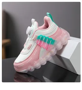 Detailansicht der rosaroten und weißen atmungsaktiven Leder-Sneaker für Mädchen